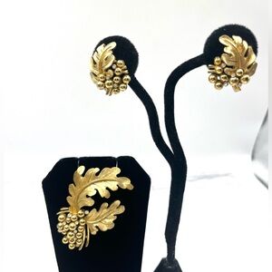 Trifari Crown Vintage Brooch and Earrings Set Gold Tone Grape Leaves Rhinestones